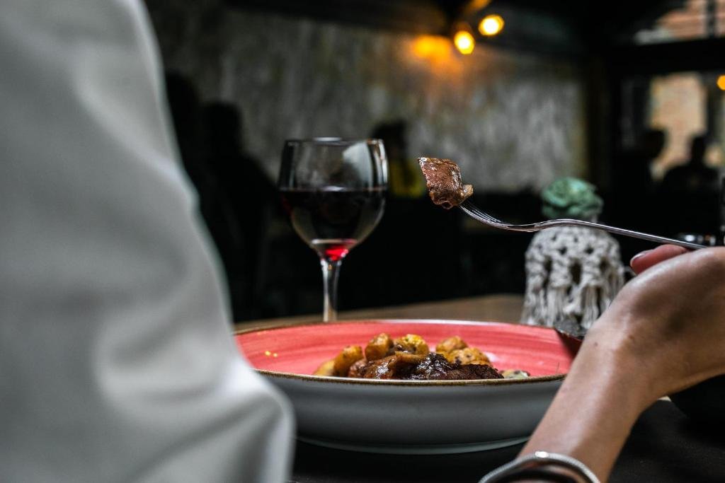 Pareja disfrutando una experiencia de viaje en Colombia por Raíces