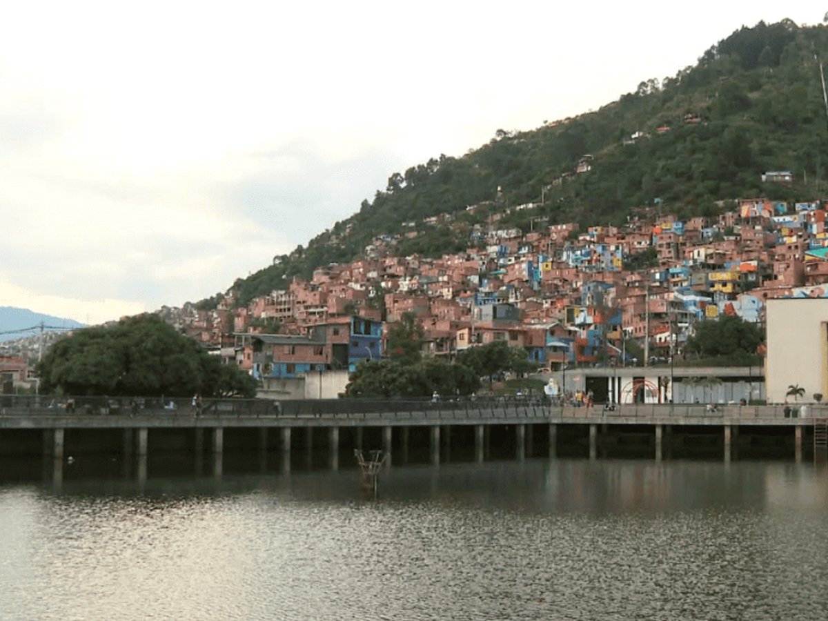 Vista panorámica del macromural desde la ladera
