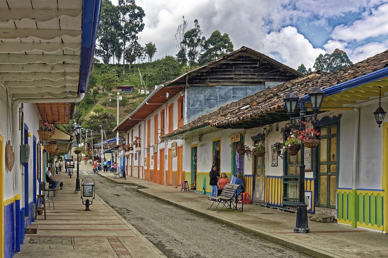Calle Real de Salento con balcones coloridos