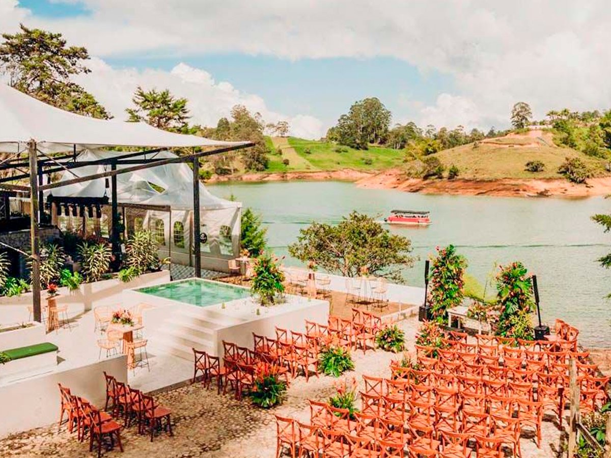 Calle colorida con zócalos en Guatapé