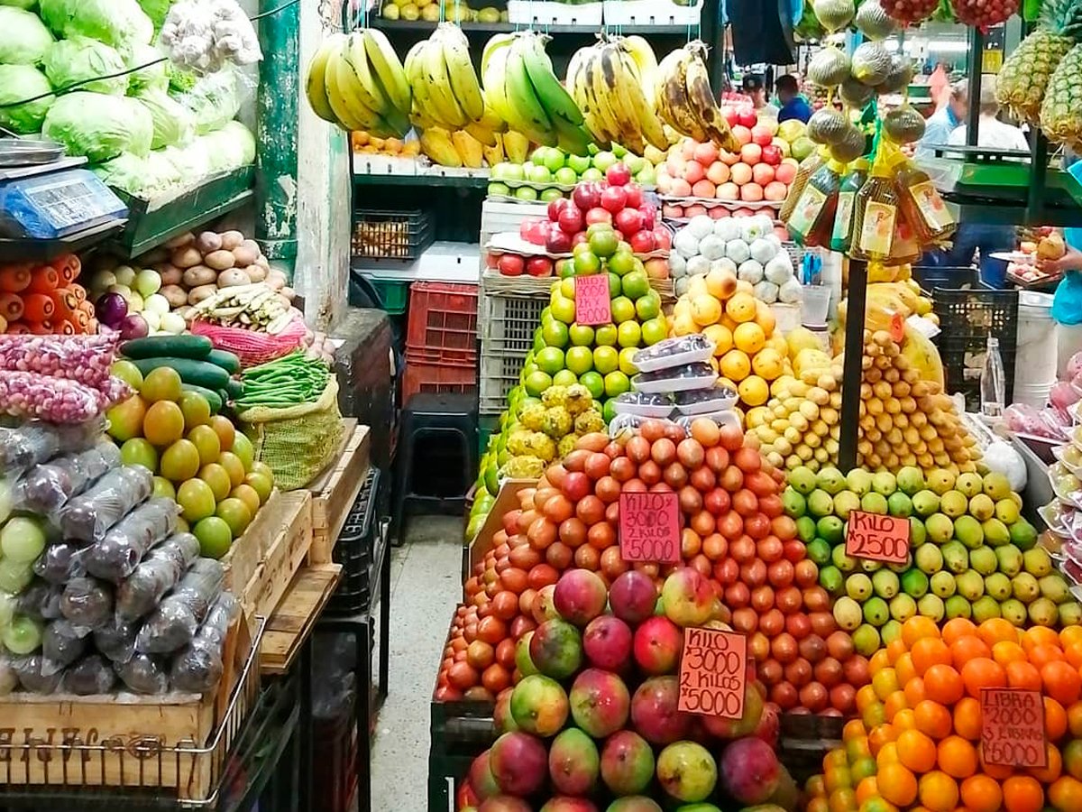 Comedor típico con platos paisas
